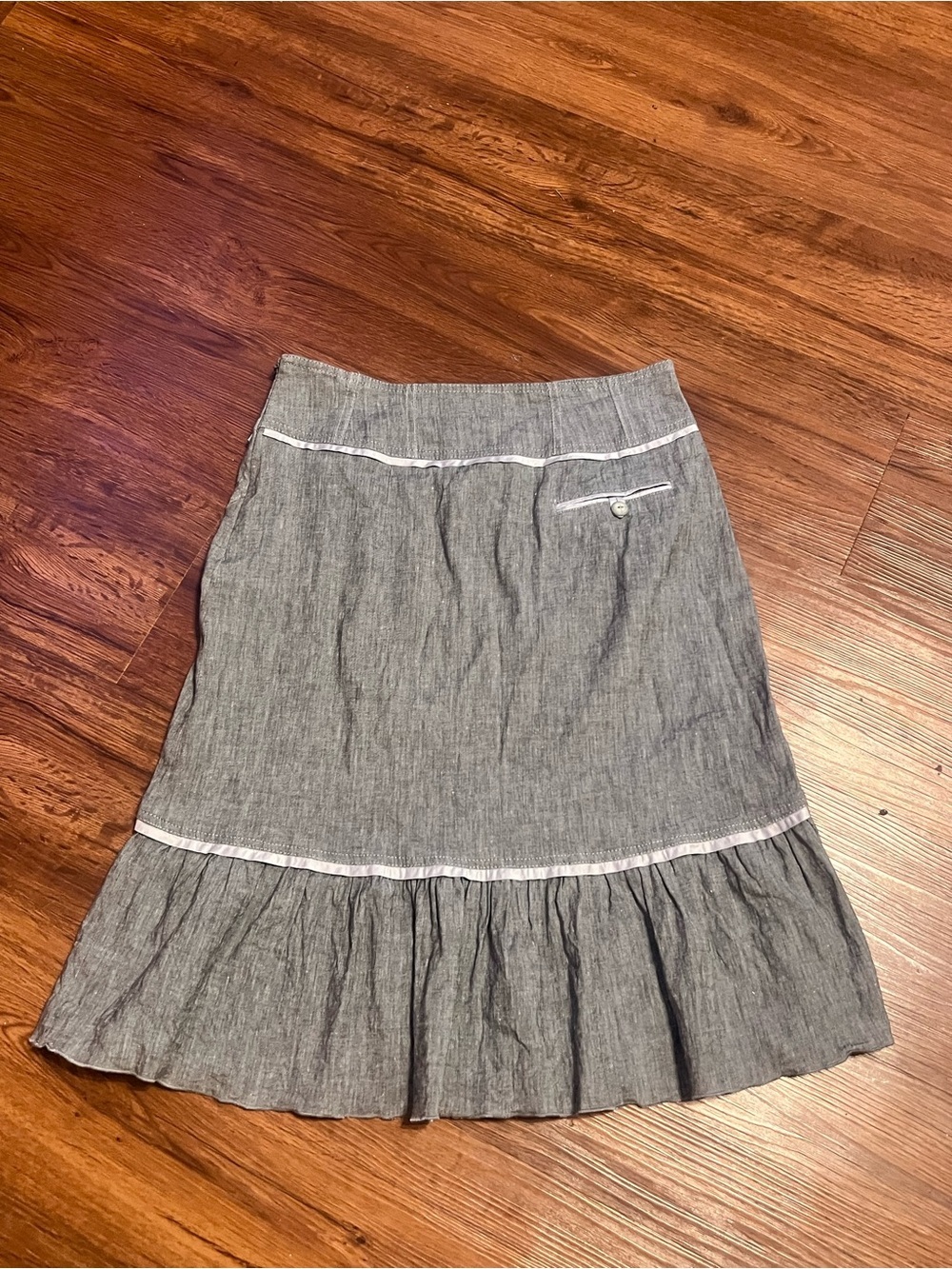 Vintage-Inspired High-Waist Midi Skirt in Gray with Contrast Trim - Picture 5 of 9